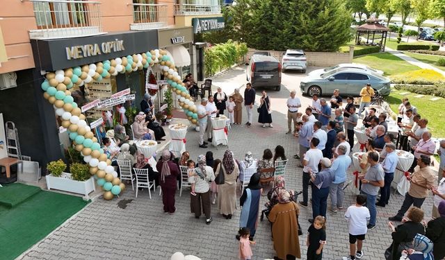 Hem sağlık hem moda: Şıklığın yeni adresi Meyra Optik’te kurdele kesildi!