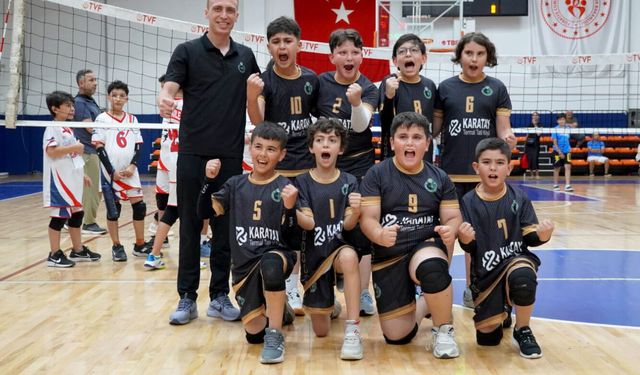 Geleceğin yıldızları Karatay'dan yetişiyor: Minik efeler şampiyonluk kupasını kaldırdı!