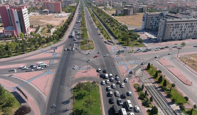 Konya'da o kavşakta yol daraltmasında gidiliyor!