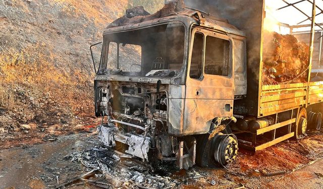 Seyir halindeki tır tehlike saçtı! İşe böyle müdahale ettiler…
