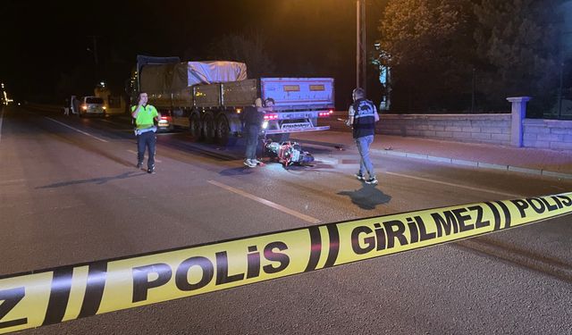 Park halindeki TIR'a çarpan motosiklet sürücüsü kurtarılamadı