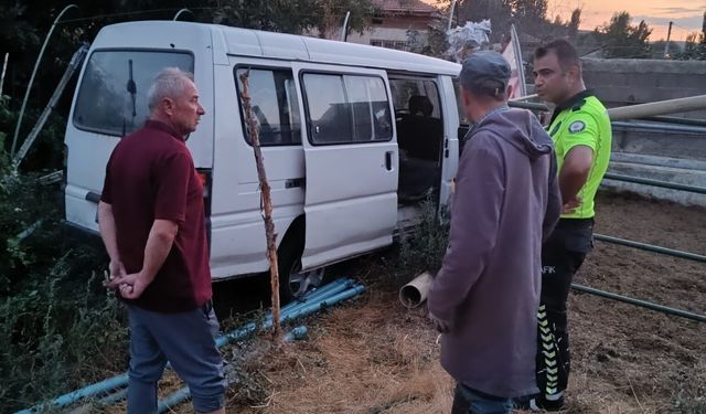 Kaza yapıp yanan minibüsü, bahçesine daldığı evin sahipleri söndürdü