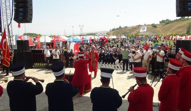 Malazgirt Zaferi’nin 955. yıl coşkusu Ahlat’ta başladı: Konya mehteranı gösterisiyle damga vurdu!