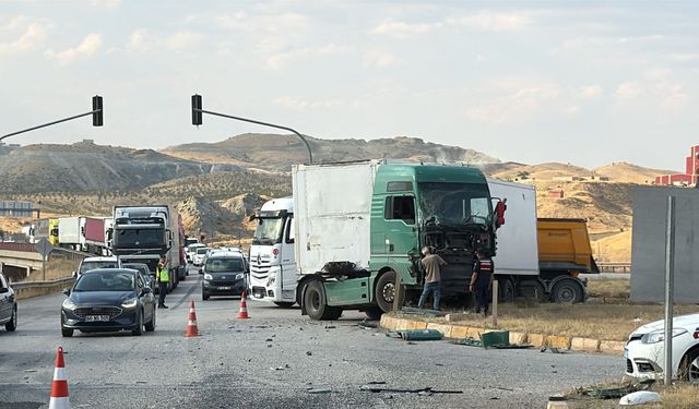 Zincirleme feci kaza! Tırla otobüs birbirine girdi…