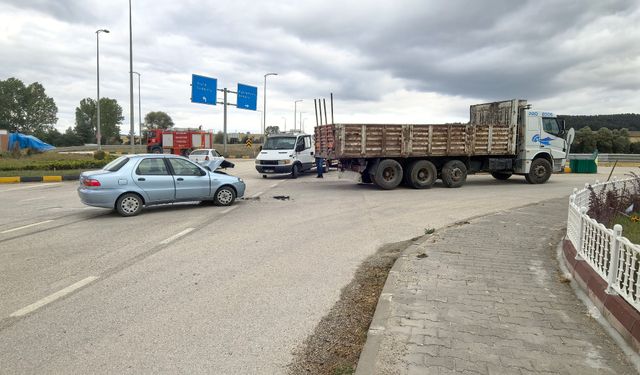 Feci kaza! Otomobil ile kamyon birbirine girdi! Yaralılar var…