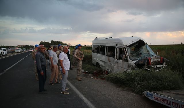 Minibüs tahliye kanalına düştü! Can pazarı yaşanıyor…