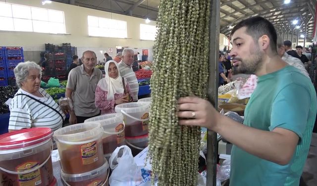 Konya mutfağının baş tacı çiçek bamya cep yakıyor: Tezgahlarda gramla satış dönemi başladı