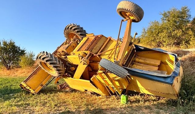 Tarım aracı yoldan çıkarak tarlaya devrildi: Sürücü hastaneye kaldırıldı