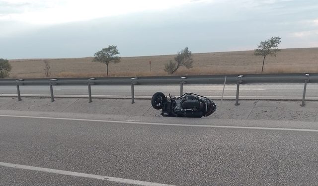 Kulu’da kontrolden çıkan motosiklet refüje devrildi!