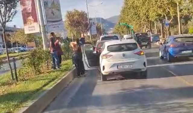 Bulvarda art arda çarpışan araçlar trafiği felç etti!