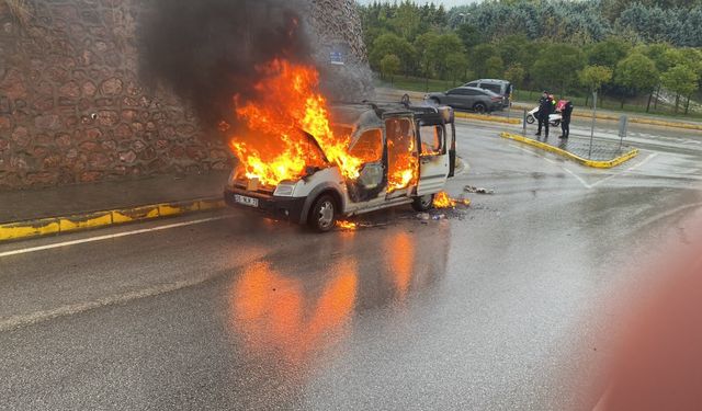Hareket halindeki araç birden alev topuna döndü! Sürücü canını son anda kurtardı!