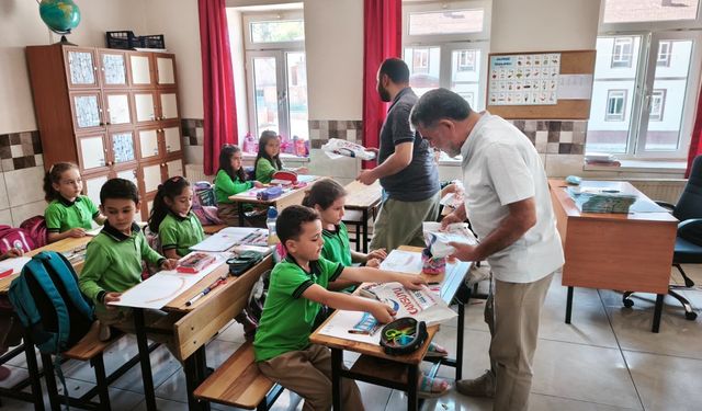 Gönül köprüsü sınırları aştı: Konya’da 2 bin 100 ihtiyaç sahibi öğrenciye dev kırtasiye desteği!