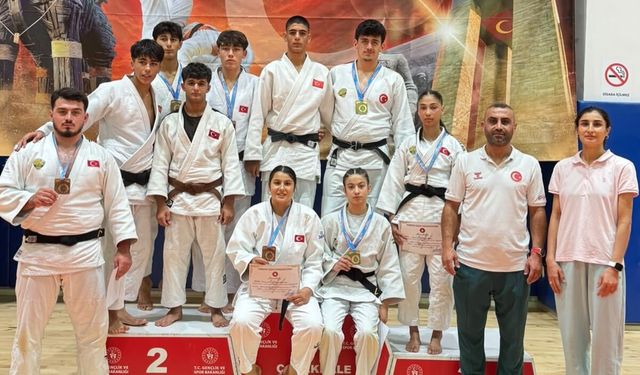 Çanakkale’de düzenlenen şampiyonada Konya rüzgarı esti: Sporculardan 8 madalyalı gövde gösterisi