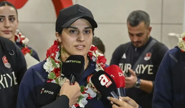 Türkiye Avrupa i̇kincisi oldu, şampiyonlar çiçeklerle karşılandı!