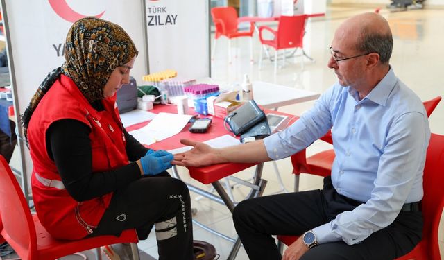 Başkan Pekyatırmacı’dan Kızılay’a kan bağışı desteği!