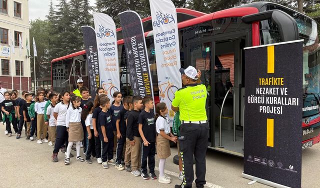 Konya'da 'Nezaket Otobüsü' yollarda: Çocuklara trafikte saygı ve görgü dersi veriliyor!