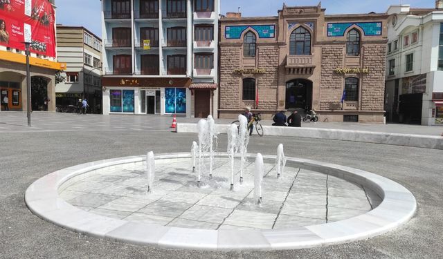 Hükümet Meydanı yeni oturma alanlarına kavuştu