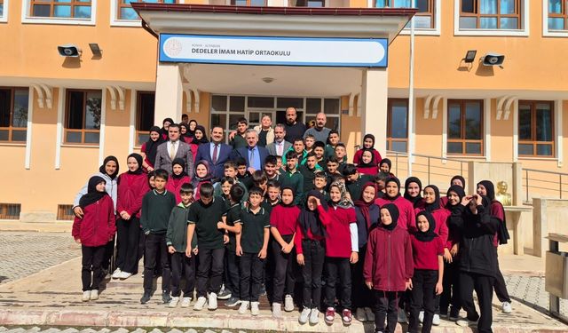 Murat Yiğit Altınekin’de öğretmen ve öğrencilerle bir araya geldi