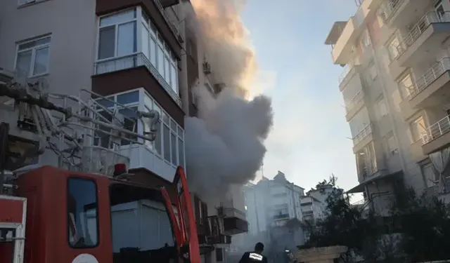Akıl almaz olay! Kendi evini ateşe verdi! Kahraman kiracısı imdadına yetişti…