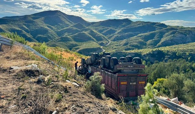 Konya Antalya Karayolunda korkunç kaza: Yem yüklü tır şarampole devrildi