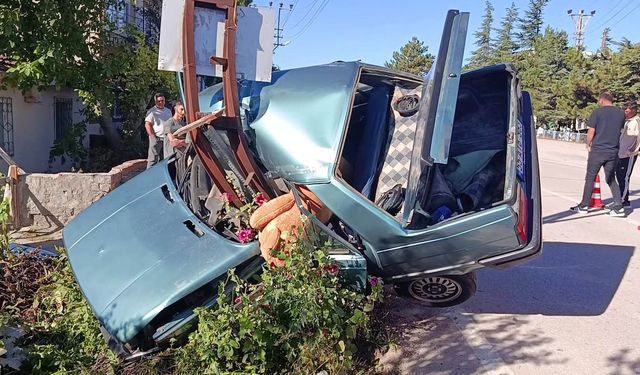 Kediye çarpmamak için kaza yaptı! Araç ikiye bölündü…