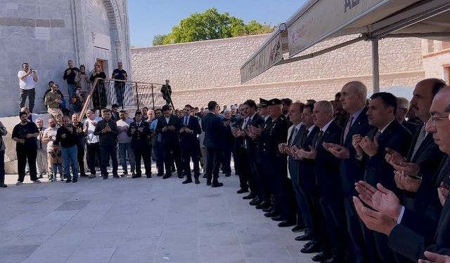 TBMM Başkanı Numan Kurtulmuş Sultanlar Türbesi'nde saygı nöbetini izledi