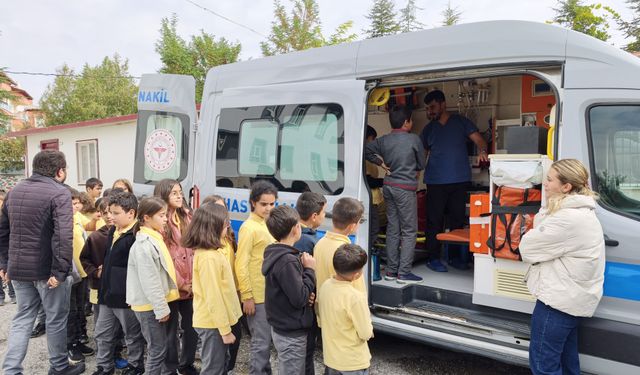 Bozkır’da 1.300 öğrenciye sağlıklı yaşam dokunuşu: Diş bakım seti ve meyve dağıtıldı