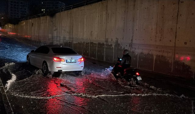 Sağanak hayatı felç etti: Alt geçitler göle döndü