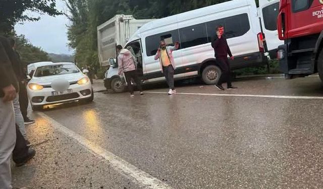 İçinde çok sayıda öğrencinin olduğu minibüsle kamyon çarpıştı! Ölü ve yaralılar var...