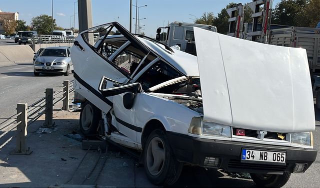 Refüje çarpan Tofaş hurdaya döndü