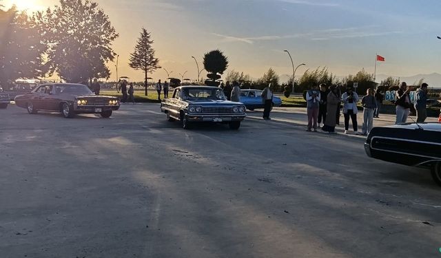 Klasik otomobil tutkunları Beyşehir gölü kıyısında buluştu!