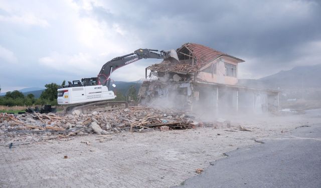 30 yılı aşkın süredir harabeydi: Akşehir’de eski hal yıkılıyor