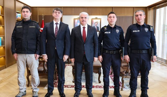 Konya'da kayıp Alzheimer hastasını kurtaran polis memurlarına ödül verildi
