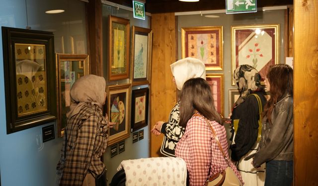 Ebru sergisi Konya Büyükşehir ev sahipliğinde açıldı