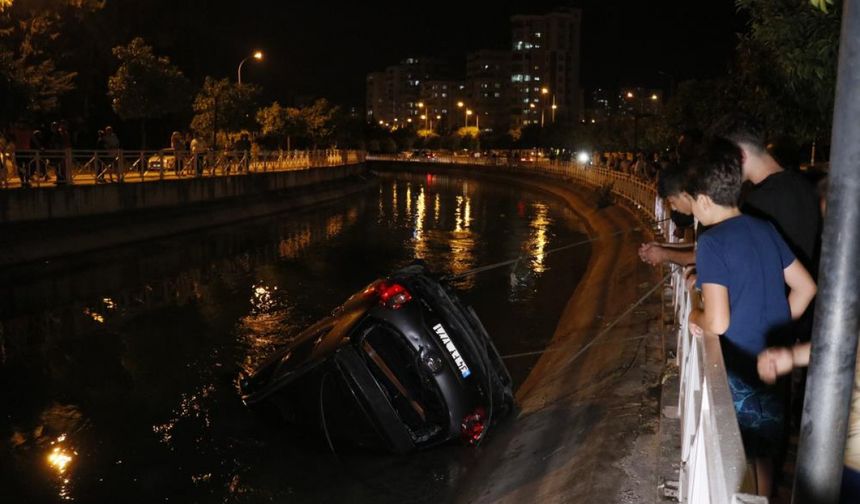 Adana'da otomobil sulama kanalına düştü