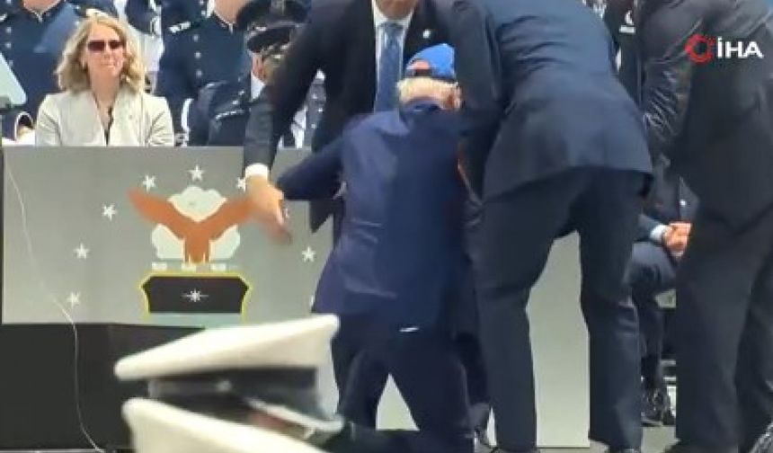 Biden sahneden ayrıldığı sırada yere düştü