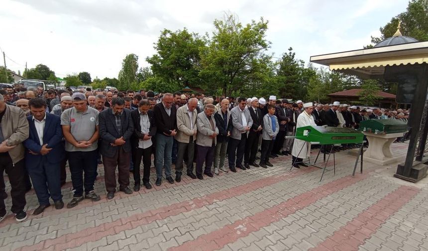 Oğulları tarafından öldürülen anne ve baba dualarla defnedildi