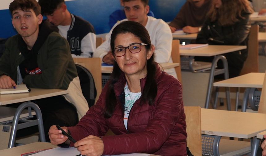54 yaşında üniversitede öğrenci oldu!