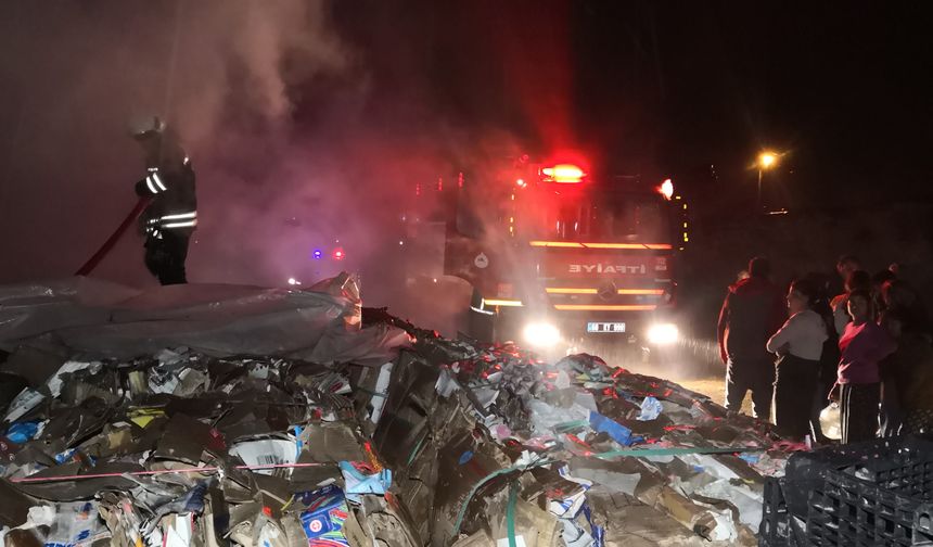 Atık karton balyalar alev aldı, yangın korkuttu