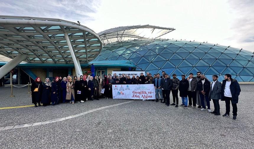 Türk ve uluslararası öğrenciler Konya sokaklarında