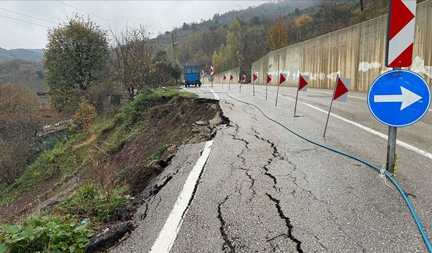 Bartın-Kastamonu yolunda heyelan meydana geldi
