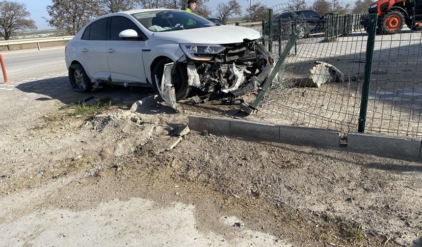Konya'da otomobil demir çitlere çarptı