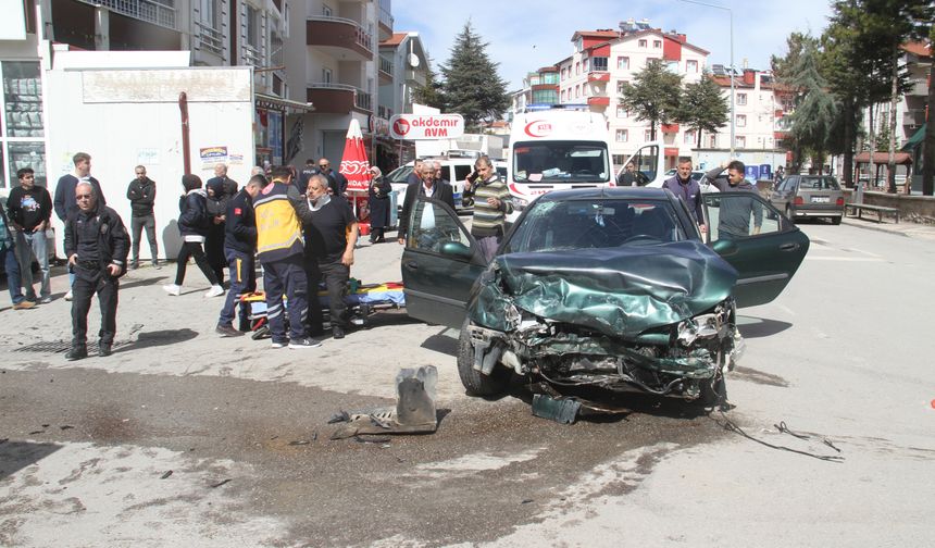 Konya'da iki otomobil çarpıştı! 3 yaralı