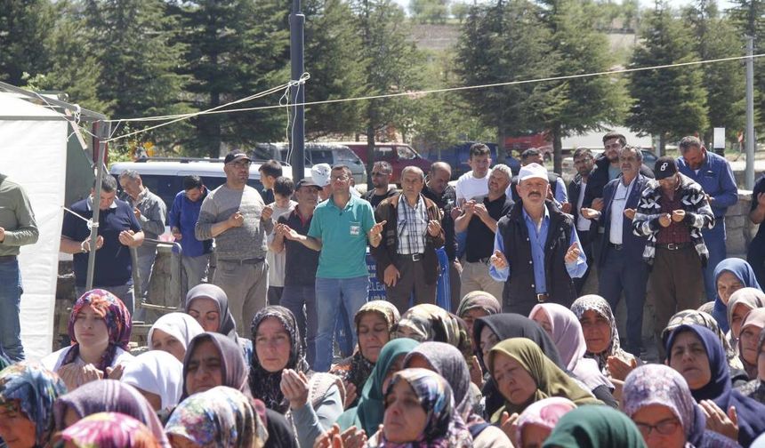 Konya Ovası yağışa hasret kalınca 5 bin kişi duaya çıktı!