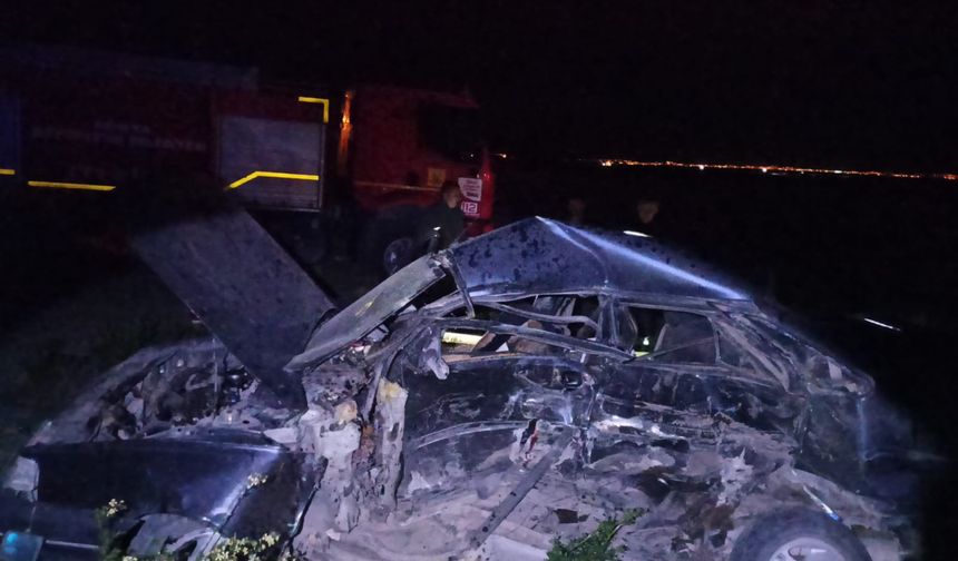 Konya'da otomobil ve kamyonet çarpıştı: 2 ölü, 1 yaralı
