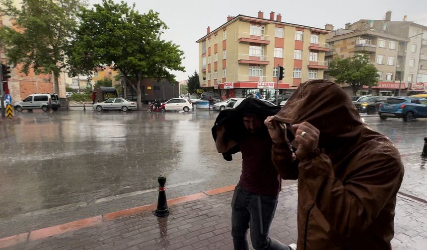 Konya'da ani yağış vatandaşı sevindirdi