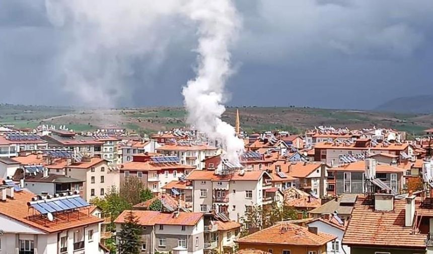 Konya'da apartmanın çatı katında korkutan yangın!