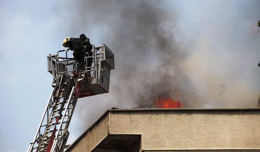 Konya'da 4 katlı apartmanın çatı katında yangın çıktı