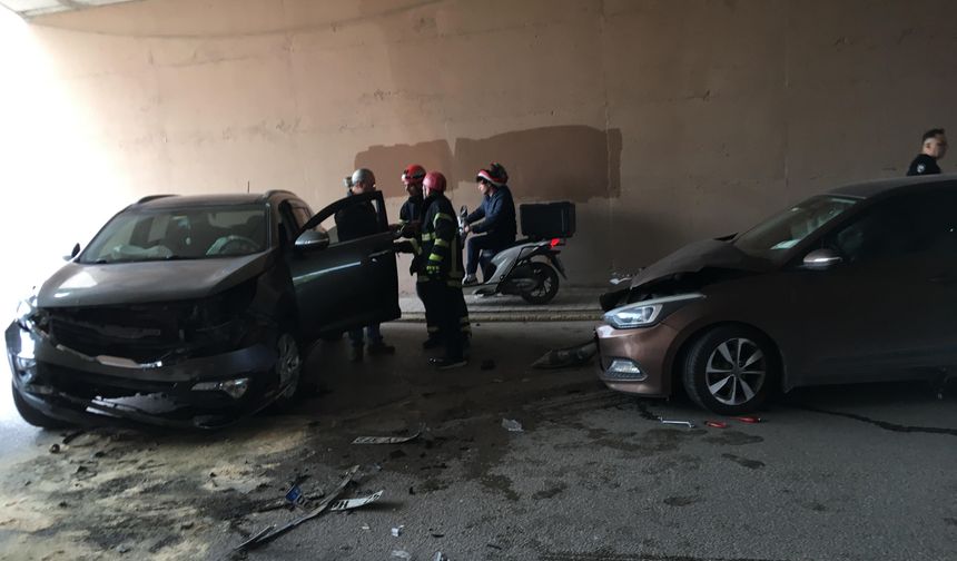 Kocaeli'de 2 otomobil kafa kafaya çarpıştı: 2 yaralı