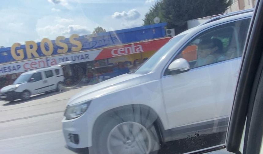 Anne kucağında çocuğuna cip sürdürdü